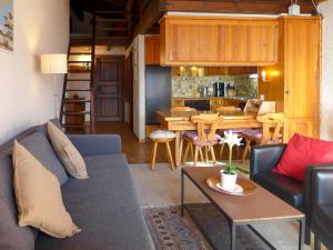salon z kanapą i stołem w obiekcie Apartment Les Aiguilles d'Argent 10 by Interhome w mieście Chesières