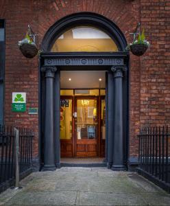 uma entrada para um edifício com uma porta de vidro em Clifden House by Nina em Dublin