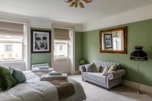 Zona de estar de Impeccable 4-Bed Apartment in Bath