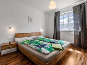 Säng eller sängar i ett rum på Apartment Achtalgut-3 by Interhome