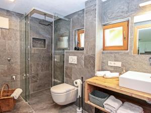 A bathroom at Apartment Renauer by Interhome