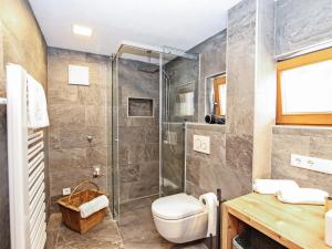 A bathroom at Apartment Renauer by Interhome