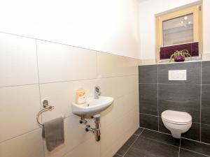 Baðherbergi á Apartment Wildbachl by Interhome