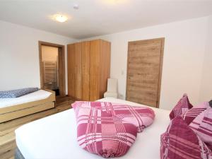 Rúm í herbergi á Apartment Wildbachl by Interhome