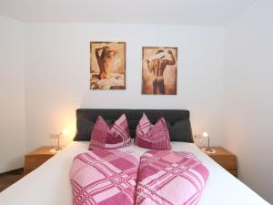 Rúm í herbergi á Apartment Wildbachl by Interhome