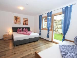 Rúm í herbergi á Apartment Wildbachl by Interhome