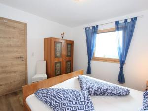 Rúm í herbergi á Apartment Wildbachl by Interhome