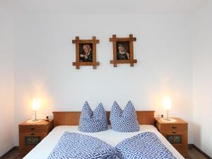 Rúm í herbergi á Apartment Wildbachl by Interhome