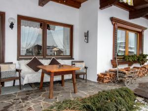 Rõdu või terrass majutusasutuses Apartment Tyrol-1 by Interhome