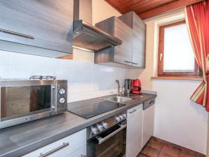 Köök või kööginurk majutusasutuses Apartment Tyrol-1 by Interhome