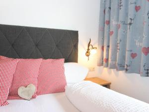 Postel nebo postele na pokoji v ubytování Apartment Tyrol-1 by Interhome