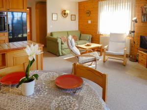 Χώρος καθιστικού στο Apartment Aiguilles Dorées III-2 by Interhome