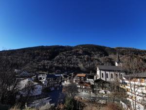 eine Kleinstadt mit einem Berg im Hintergrund in der Unterkunft Apartment Im Stahle by Interhome in Fiesch