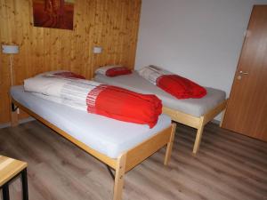 2 Einzelbetten in einem Zimmer mit Holzwänden in der Unterkunft Apartment Im Stahle by Interhome in Fiesch
