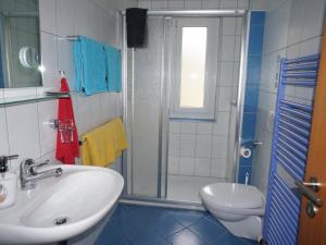 Bathroom sa Apartment Im Stahle by Interhome