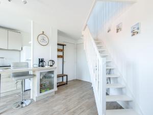 Dapur atau dapur kecil di Apartment Port Guillaume-15 by Interhome
