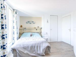 Un pat sau paturi într-o cameră la Apartment Port Guillaume-15 by Interhome