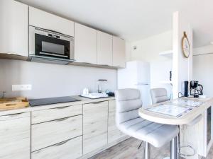 Dapur atau dapur kecil di Apartment Port Guillaume-15 by Interhome