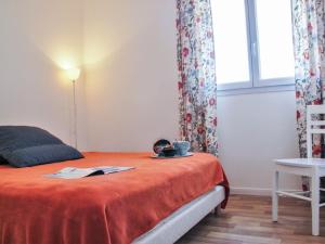 ビアリッツにあるApartment Atxuria by Interhomeのベッドルーム1室(オレンジ色の毛布、窓付)