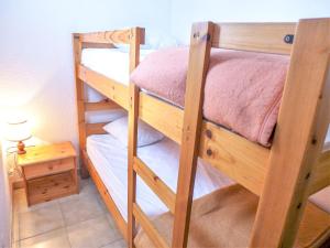 Ένα ή περισσότερα κρεβάτια σε δωμάτιο στο Apartment Zirlinga-7 by Interhome