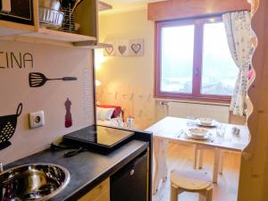 uma cozinha com um lavatório e uma bancada em Studio Le Bois du Bouchet-6 by Interhome em Chamonix-Mont-Blanc