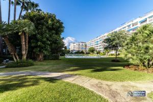 Vonkajšia záhrada v ubytovaní Modern Apartment in the Heart of Puerto Banús