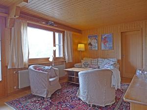 sala de estar con 2 sillas y mesa en Apartment Plein Soleil by Interhome en Wengen