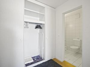 クルヴァルデンにあるApartment Moser by Interhomeのバスルーム(シャワー、トイレ付)