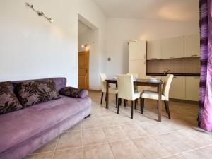 - un salon avec un canapé, une table et des chaises dans l'établissement Apartment Milin-3 by Interhome, à Jezera