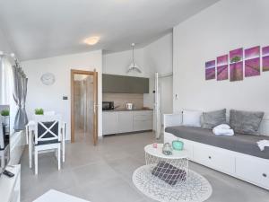 Kuchyň nebo kuchyňský kout v ubytování Apartment La Mer-1 by Interhome