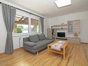 ein Wohnzimmer mit einem Sofa und einem Tisch in der Unterkunft Holiday Home Romy by Interhome in Mannsdorf an der Donau
