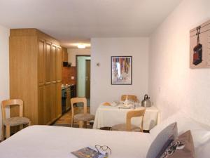 une chambre avec une table et des chaises ainsi qu'une cuisine dans l'établissement Apartment Bellevue-6 by Interhome, à Zermatt