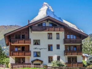 ein großes Gebäude mit einem Berg darüber in der Unterkunft Apartment Bergere-1 by Interhome in Zermatt