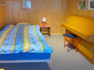 Säng eller sängar i ett rum på Apartment Rondeau by Interhome