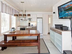 Η κουζίνα ή μικρή κουζίνα στο Holiday Home Kolin helmi 2 by Interhome +19 φωτογραφίες