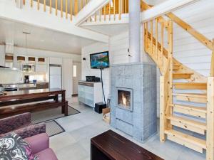 Μια τηλεόραση ή/και κέντρο ψυχαγωγίας στο Holiday Home Kolin helmi 2 by Interhome