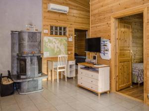 TV a/nebo společenská místnost v ubytování Holiday Home Kainalolahti by Interhome