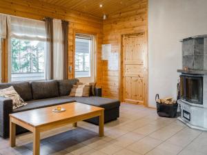 - un salon avec un canapé et une cheminée dans l'établissement Holiday Home Kainaloranta by Interhome, à Kolinkylä