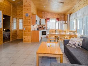 Ett kök eller pentry på Holiday Home Kainaloranta by Interhome