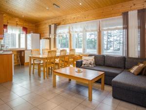 - un salon avec un canapé et une table dans l'établissement Holiday Home Kainaloranta by Interhome, à Kolinkylä