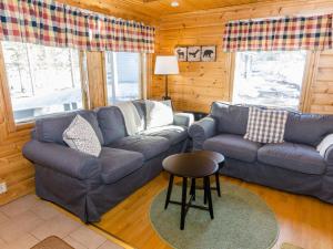 Sala de estar con 2 sofás y mesa en Holiday Home Karjalan heili 17 by Interhome, en Kolinkylä