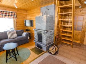 Cabaña de madera con sala de estar con chimenea en Holiday Home Karjalan heili 17 by Interhome, en Kolinkylä