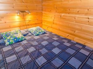 Una habitación con 2 almohadas en una sauna en Holiday Home Karjalan heili 17 by Interhome, en Kolinkylä