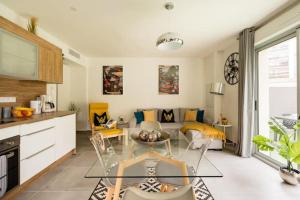 cocina y sala de estar con mesa y sofá en Stylish New 1 bedroom apartment in juan les pins en Antibes
