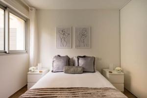 - une chambre avec un grand lit et 2 photos sur le mur dans l'établissement Stylish New 1 bedroom apartment in juan les pins, à Antibes