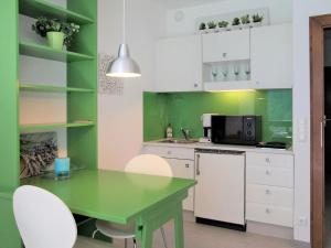 Kuchyňa alebo kuchynka v ubytovaní Studio Glockner-3 by Interhome
