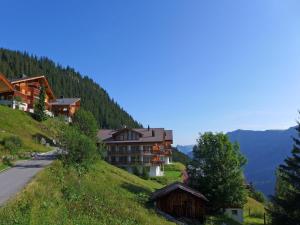 ein Gebäude an der Seite eines Hügels neben einer Straße in der Unterkunft Apartment Gloria by Interhome in Mürren