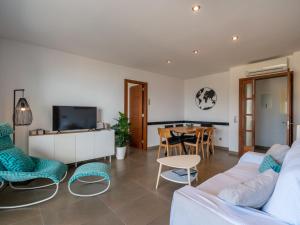 Apartment Portobello Sea Views by Interhome في بورت ذالكوذيا: غرفة معيشة مع أريكة وكراسي وطاولة