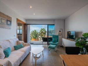 uma sala de estar com um sofá e uma mesa em Apartment Portobello Sea Views by Interhome em Port d'Alcudia