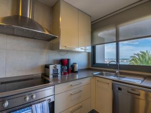 uma cozinha com um lavatório e uma janela em Apartment Portobello Sea Views by Interhome em Port d'Alcudia